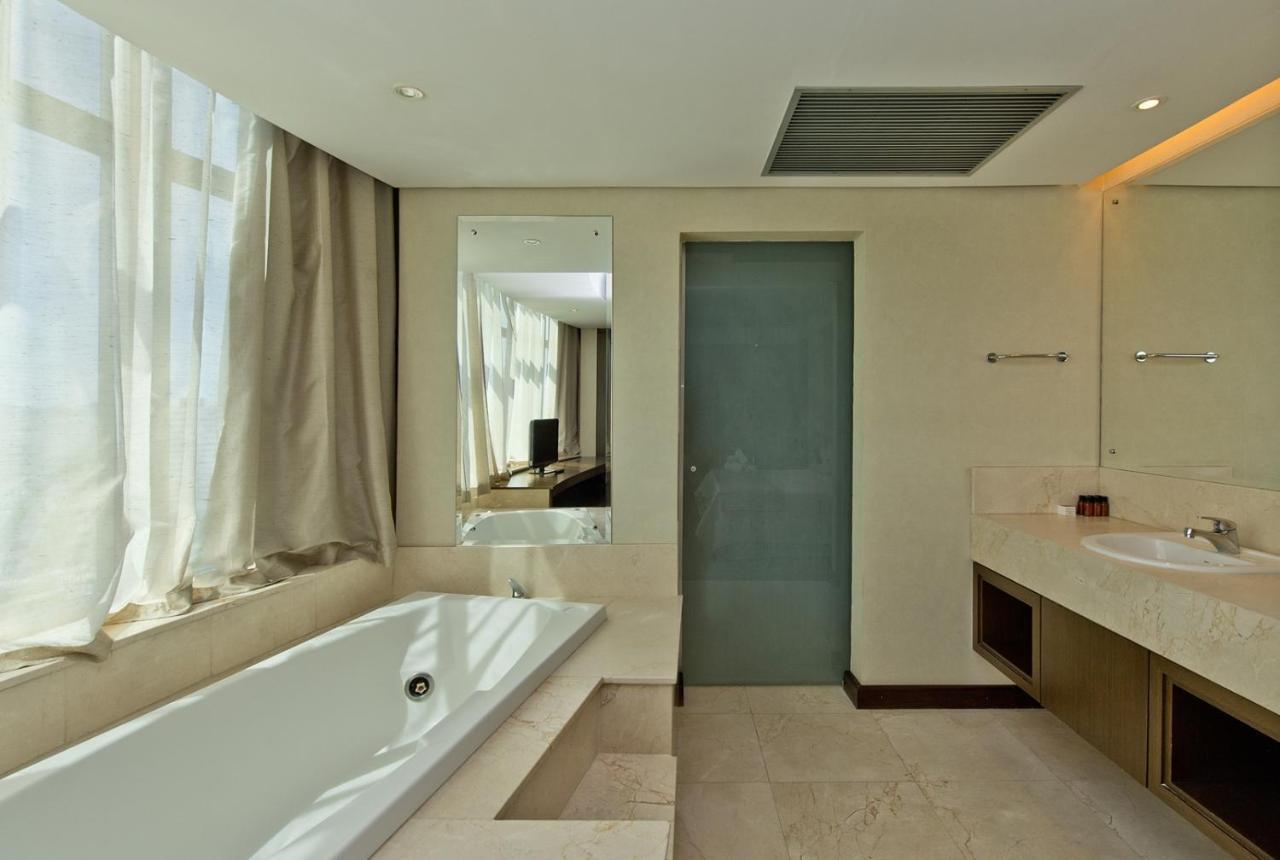 Majestic Palace Hotel Florianopolis Bagian luar foto A bathroom with a shower door