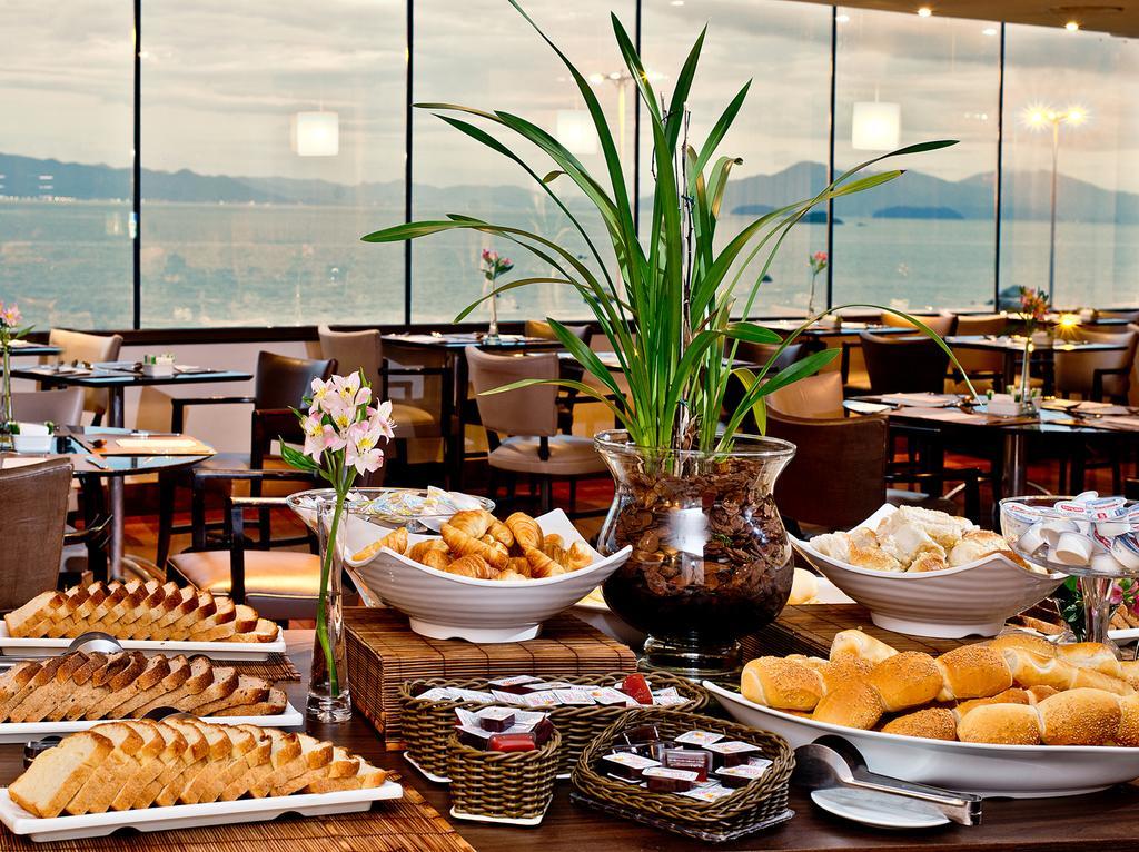 Majestic Palace Hotel Florianopolis Bagian luar foto A buffet at a hotel