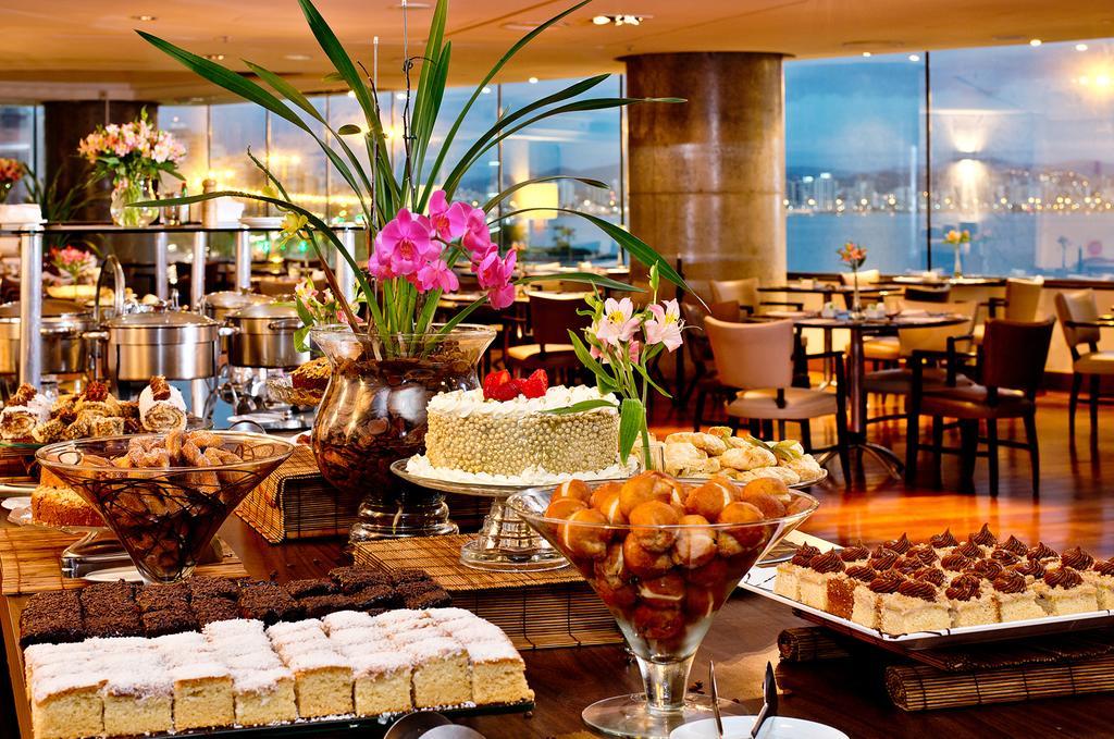 Majestic Palace Hotel Florianopolis Bagian luar foto A buffet at a hotel
